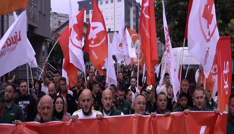 OD HADŽETA DO PENDIKA: Ovako je izgledala kolona najvatrenijih pristalica SDP-a OD HADŽETA DO PENDIKA: Ovako je izgledala kolona najvatrenijih pristalica SDP-a