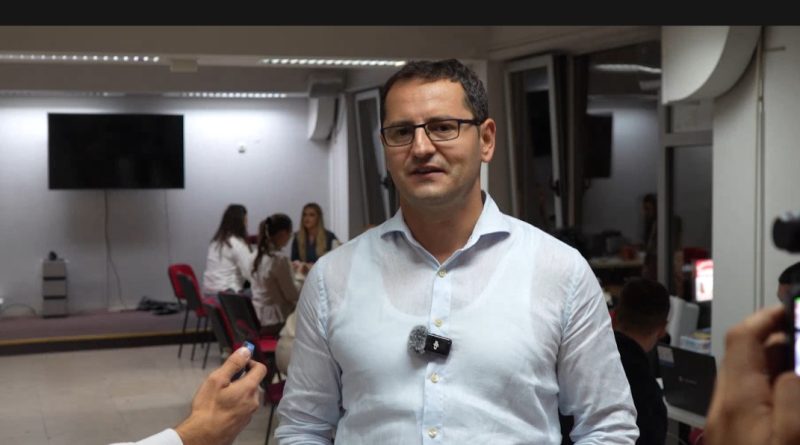 Lekić (SDP): Prikupljeno 8.000 potpisa podrške listi “Rasim Ljajić – LJUDSKI” Lekić (SDP): Prikupljeno 8.000 potpisa podrške listi “Rasim Ljajić – LJUDSKI”