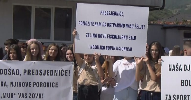 Nastavnici i đaci iz Mura prvog školskog dana poslali poruku državi: „Želimo novu fiskulturnu salu!“
