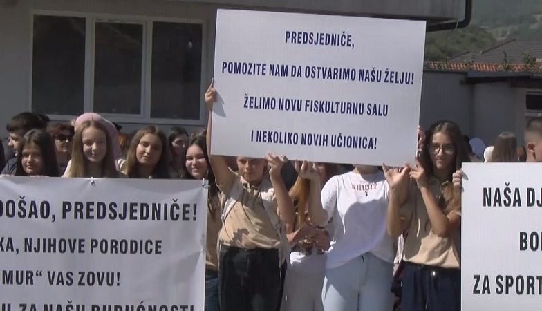 Nastavnici i đaci iz Mura prvog školskog dana poslali poruku državi: „Želimo novu fiskulturnu salu!“