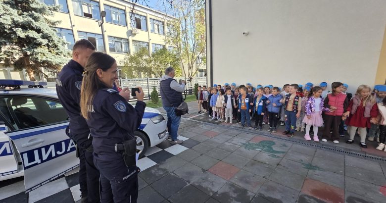 Mališani ugostili policajce u vrtiću „Naše dete“ u okviru Dečije nedelje