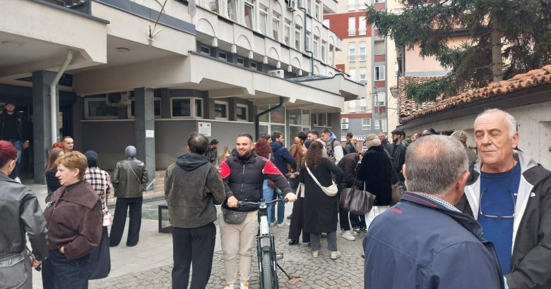 Odloženo suđenje optuženima za napad na policajce ispred DUNP-a Odloženo suđenje optuženima za napad na policajce ispred DUNP-a
