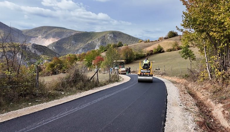 Asfalt stigao u Bobovik: Meštani prikupili novac, Grad obezbedio pripremne radove Asfalt stigao u Bobovik: Meštani prikupili novac, Grad obezbedio pripremne radove