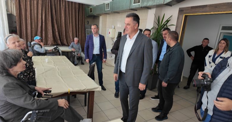 Biševac obišao Gerontološki centar povodom Međunarodnog dana starijih Biševac obišao Gerontološki centar povodom Međunarodnog dana starijih