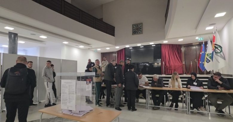 U KC Novi Pazar otvorena biračka mesta, glasanje na tri mesta