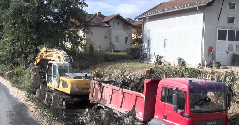 U toku čišćenje neregulisanog dijela rijeke Jošanice U toku čišćenje neregulisanog dijela rijeke Jošanice