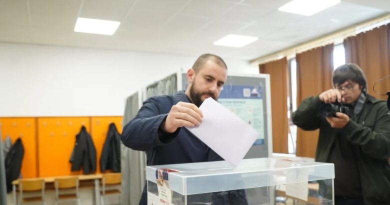 Zukorlić glasao u OŠ Halifa Bin Zajed Al Nahjan