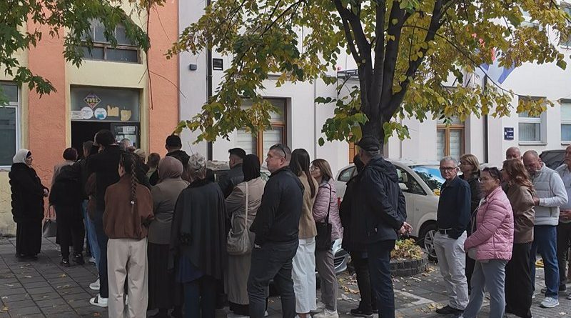 Velika gužva ispred biračkog mesta broj 71, glasanje protiče uredno