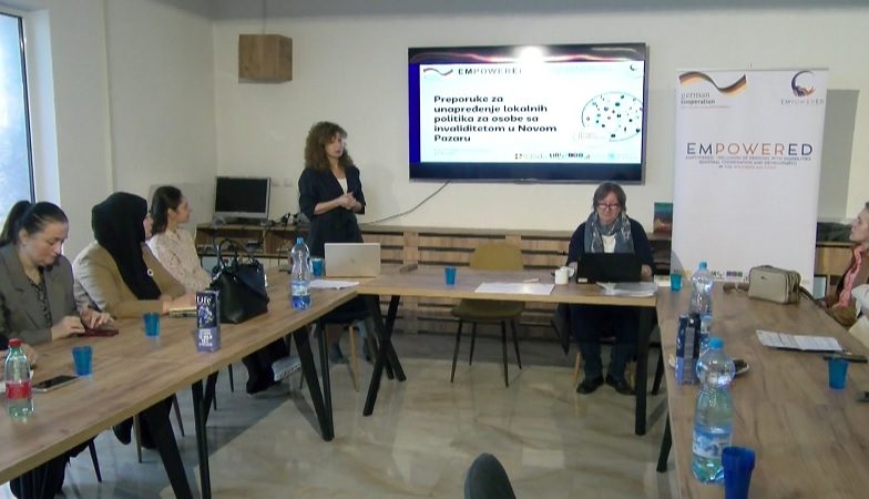 U Novom Pazaru održan dijalog o unapređenju položaja osoba sa invaliditetom U Novom Pazaru održan dijalog o unapređenju položaja osoba sa invaliditetom
