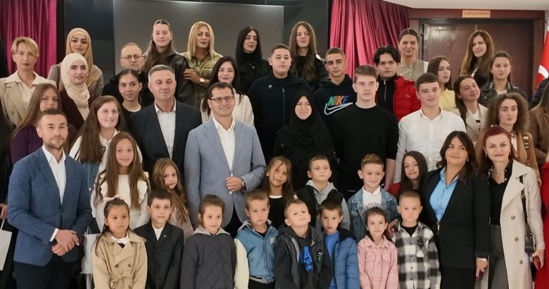 Dječija nedjelja u Novom Pazaru: Predstavnici učenika osnovnih i srednjih škola s predsjednikom Skupštine Grada