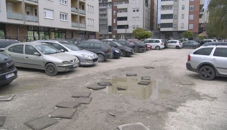 Od ponedeljka uređenje parkinga iza Centra za socijalni rad, građani vozila moraju da uklone do tada Od ponedeljka uređenje parkinga iza Centra za socijalni rad, građani vozila moraju da uklone do tada