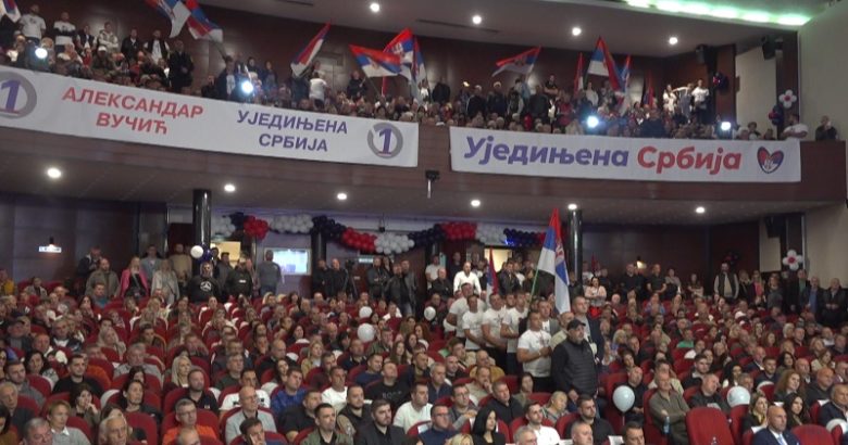 Vatromet, baklje i prepuna sala: Vučević u Novom Pazaru poručio da očekuje rekordan rezultat