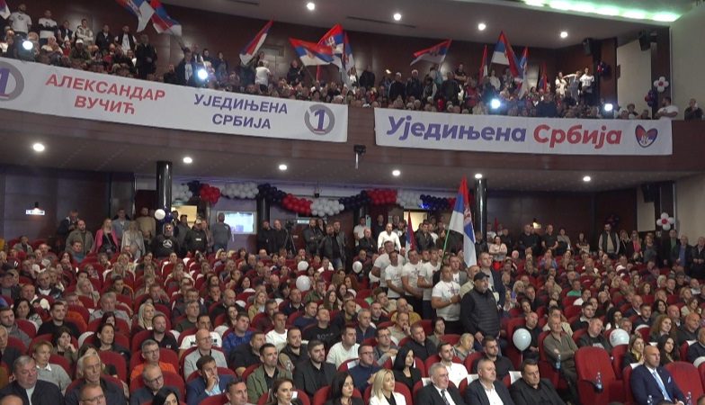 Vatromet, baklje i prepuna sala: Vučević u Novom Pazaru poručio da očekuje rekordan rezultat Vatromet, baklje i prepuna sala: Vučević u Novom Pazaru poručio da očekuje rekordan rezultat