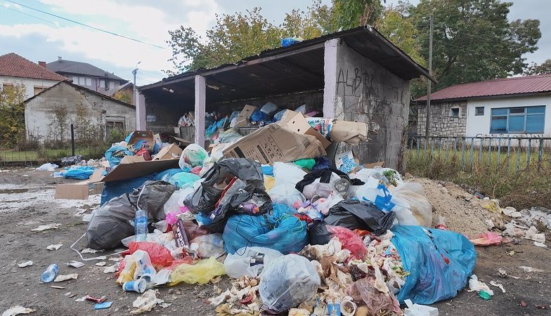 Sjenica ponovo suočena sa gomilanjem smeća, redovan odvoz i dalje nije uspostavljen Sjenica ponovo suočena sa gomilanjem smeća, redovan odvoz i dalje nije uspostavljen