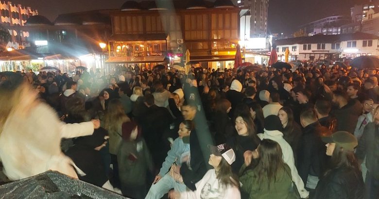 Slavlje u Novom Pazaru zbog pobede liste “Studenti pobeđuju” na izborima Slavlje u Novom Pazaru zbog pobede liste “Studenti pobeđuju” na izborima